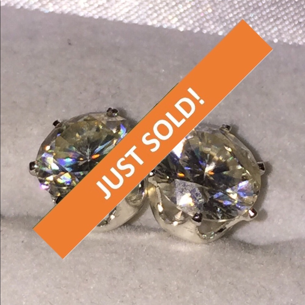 2.5 Ct white moissanite studs